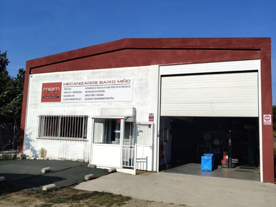 Fachada del taller de Mecanizados Baixo Miño en O Rosal, Baixo Miño (Galicia)