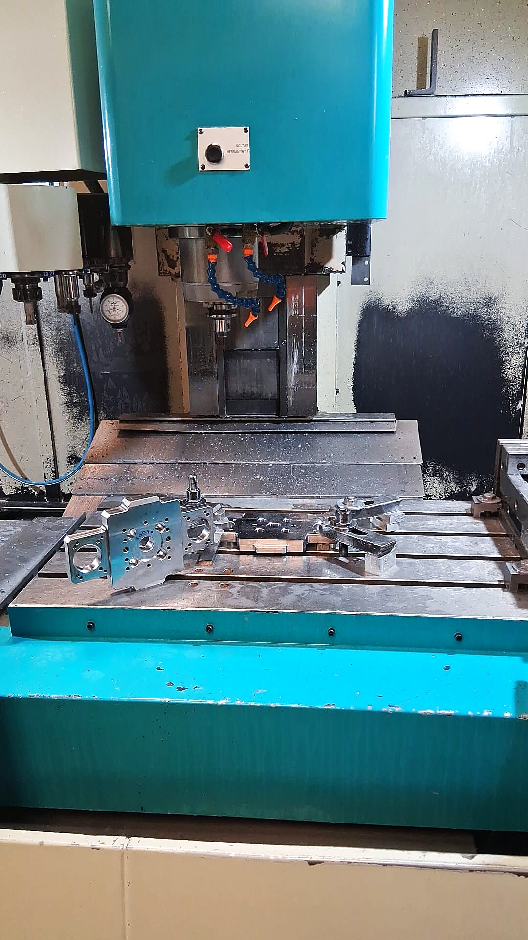 Centro de mecanizado CNC en un taller de mecanizado en Galicia — Mecanizados Baixo Miño, O Rosal