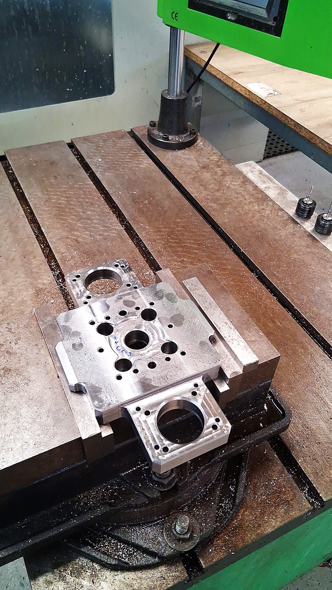 Pieza mecanizada de precisión en fresadora CNC — control de calidad en Mecanizados Baixo Miño, O Rosal